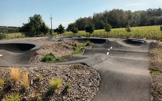 Pumptrack ve sportovním areálu Rynholec